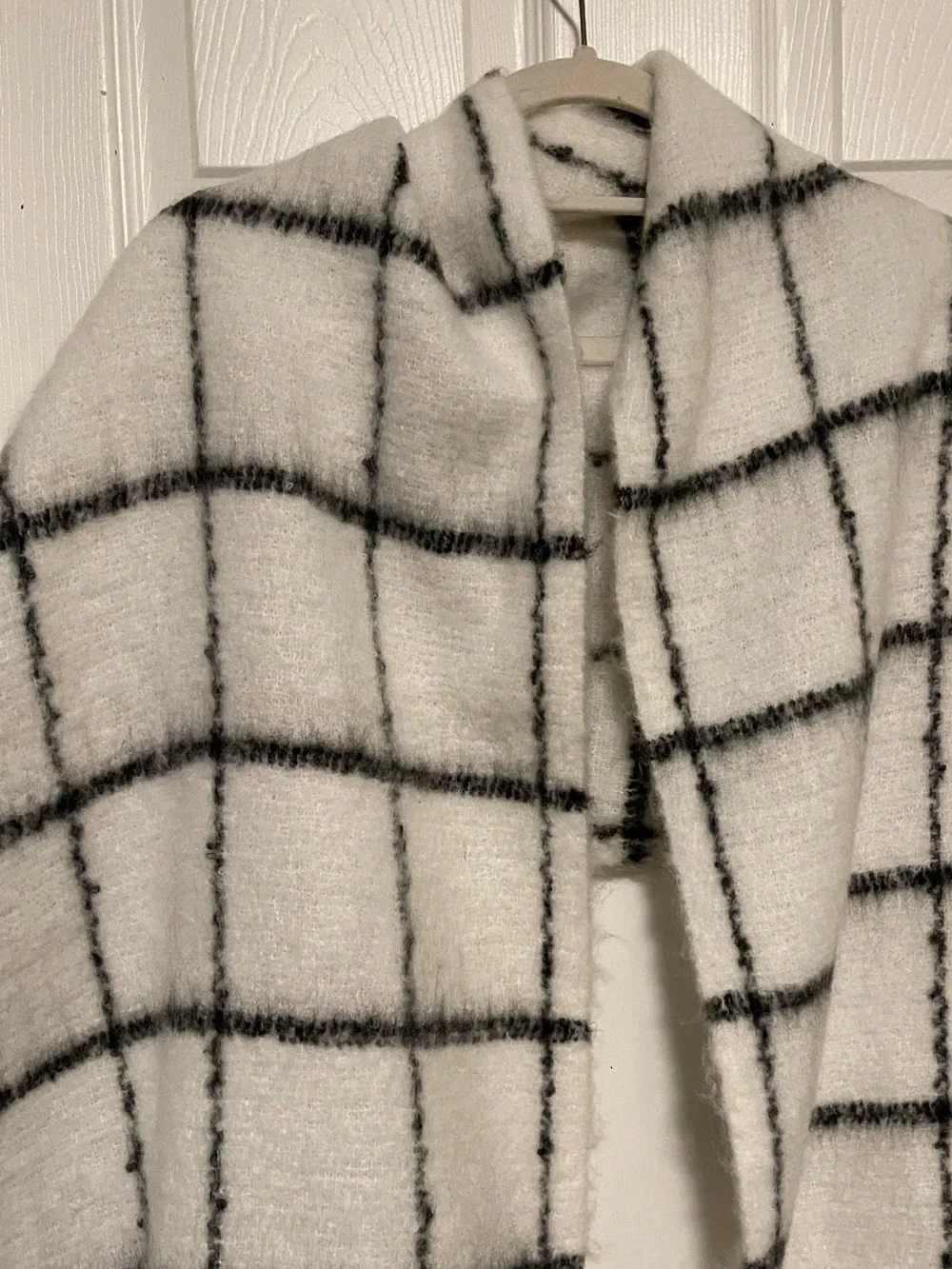 New LOFT Cozy White & Black Grid windowpane fuzzy scarf/shaw/throw